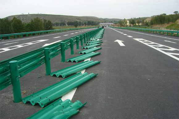云南波形护栏的维护与管理确保道路安全的关键步骤